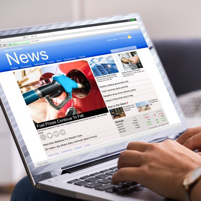 Computador-com-tela-de-noticias-1024x683